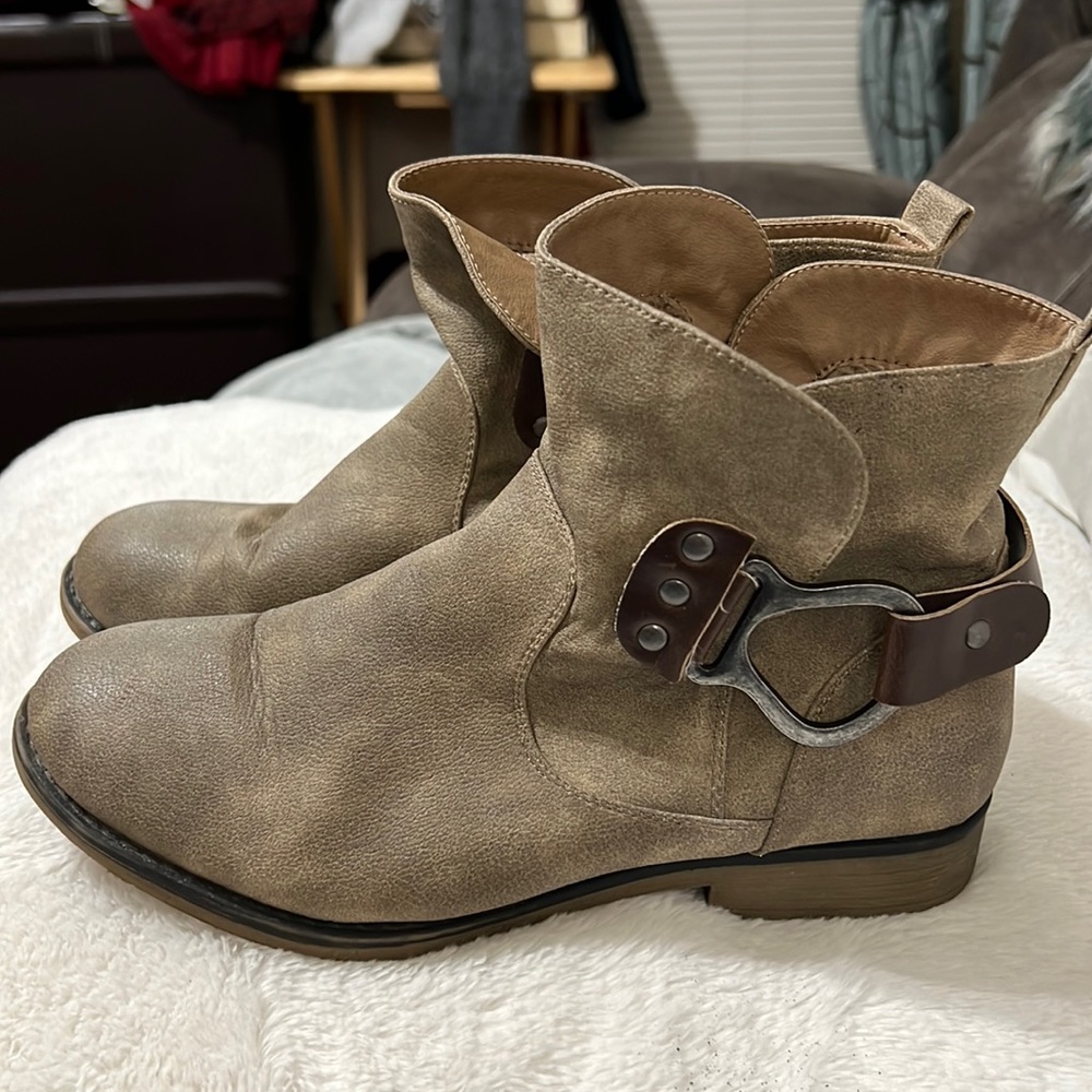 Millikan booties NWOT 38